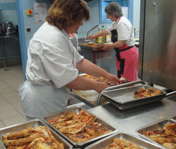 En cuisine dans un établissement d'aide aux personnes