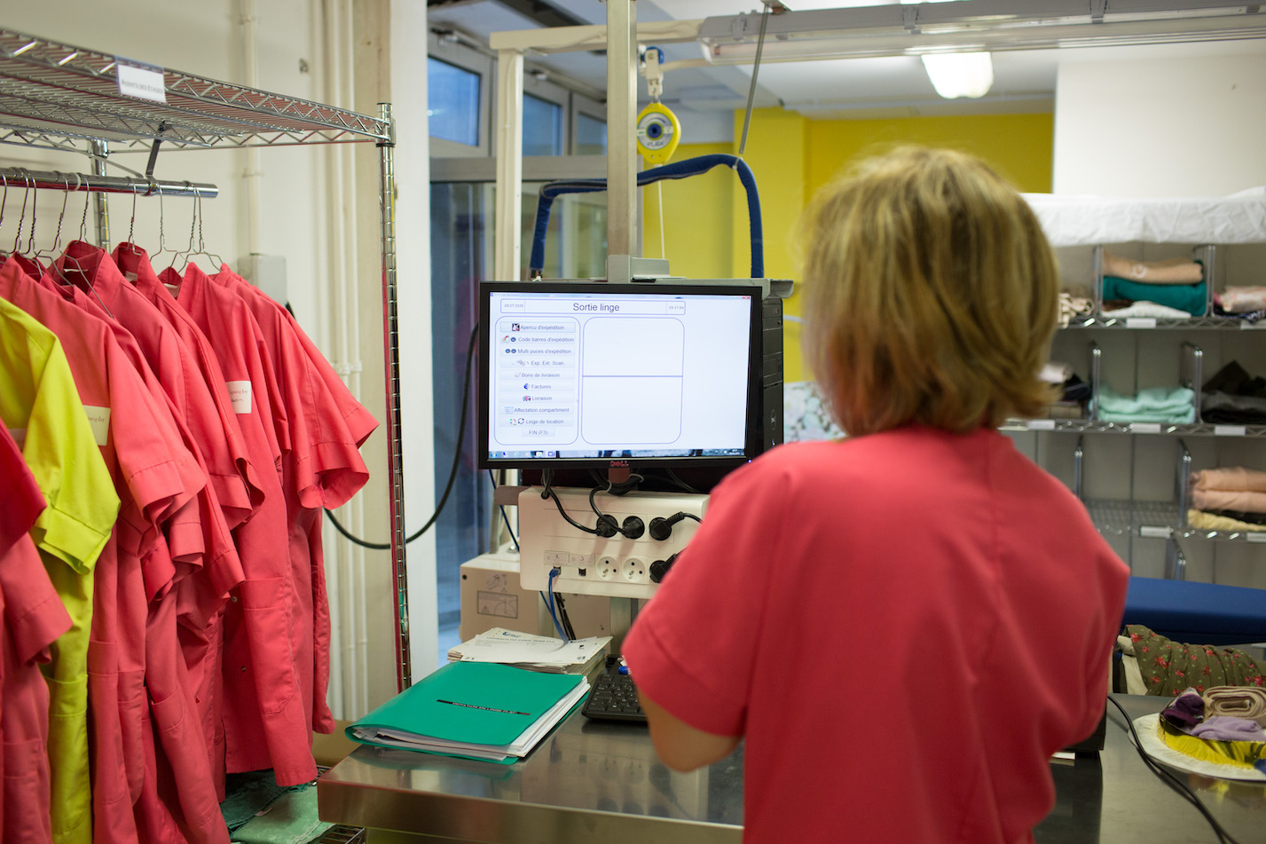 Employé de la lingerie à l'Ehpad de Rueil Malmaison.