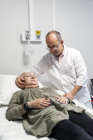 Séance d'auriculothérapie à l'hôpital Forcilles pour une patiente touchée par le cancer