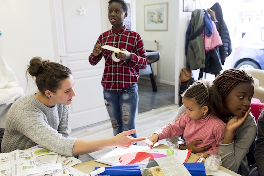 Educatrice spécialisée et jeunes de la Maison d'enfants de Haute-Savoie, service d'accueil de jour