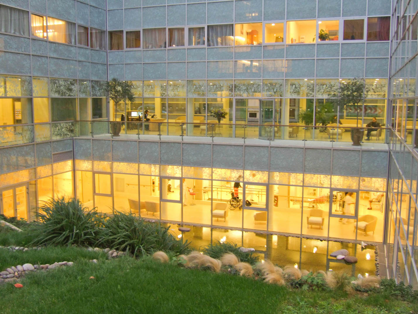 Façade et jardin intérieur de l'hôpital Cognacq-Jay, Paris, à la tombée de la nuit