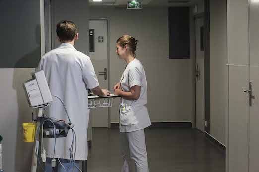 Soignants dans un couloir de l'hôpital Franco-Britannique, à Levallois-Perret