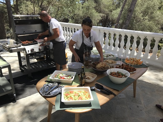 La gouvernante et l'intendant préparant un buffet barbecue dans la Villa Cognacq-Jay à Giens, Var