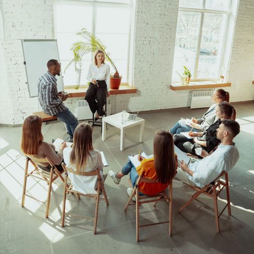Groupe d'analyse de pratiques professionnelles avec une psychologue clinicienne.