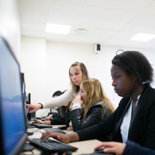 Elève et enseignante en cours au lycée professionnel Cognacq-Jay à Argenteuil
