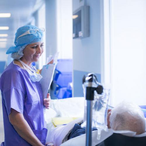 Chirurgienne de la Clinique Saint Jean de Dieu à Paris, près d'un patient juste avant son intervention